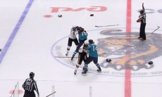 Клуб бывшего тренера «Барыса» устроил фееричное шоу с драками и обилием голов в КХЛ