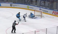 Казахстанский форвард «Барыса» раскатал вратаря соперника и забил свой первый гол в сезоне. Видео