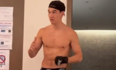 «Один боец слетел». Нурлан Сабуров прибыл в Абу-Даби на турнир UFC. Видео