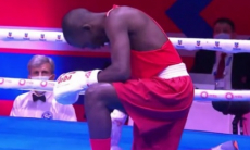 Боксер испугался и сам попросил нокдаун на чемпионате мира-2021. Видео
