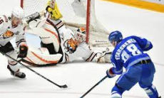 «Не боится пропустить несколько шайб». Назван победитель матча КХЛ между «Барысом» и «Амуром»