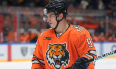 Клуб КХЛ после матча с «Барысом» расторг контракт с нападающим