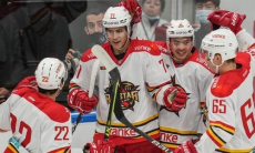 Аутсайдер Востока КХЛ победил впервые за девять матчей и сделал приятный подарок «Барысу»