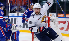 Казахстанский хоккеист раскрыл секрет своего гола и высказался о незасчитанной шайбе в КХЛ