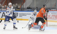 Спасения голкипера «Барыса» вошли в топ сейвов недели КХЛ. Видео