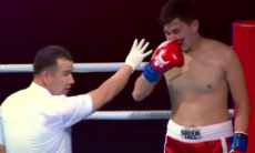Казахстанскому дебютанту в профи разбили нос и нокаутировали за 80 секунд. Видео
