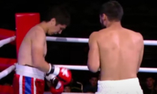 Казахстанский боксер удосрочил узбека в первом раунде — он еле дожил до гонга. Видео