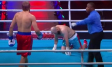 Казахстанский тяжеловес в первом раунде трижды отправил узбека в нокдаун. Видео