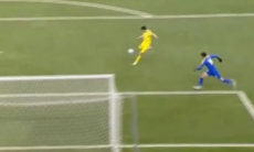 Чудовищный ляп вратаря привел к первому голу в матче Казахстан — Таджикистан. Видео