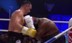 Как казахстанский супертяж издевался над непобежденным соперником и оформил его нокаут в бою за титул WBC. Видео