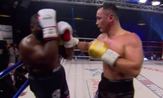 Поиздевался и нокаутировал. Видео полного боя непобежденного казахстанского супертяжа за титул WBC