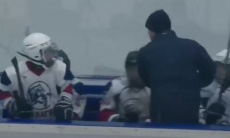 «Расчищает места в „Барысе“ для очередных канадцев». Вопиющий инцидент случился в казахстанском хоккее. Видео
