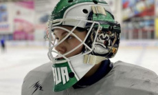 Вратарь «Бейбарыса» показал новый шлем. Фото