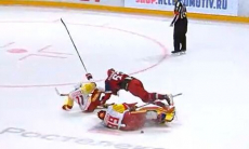 Вратарь соперника «Барыса» по КХЛ вообразил себя Нойером и не смог спасти команду от поражения. Видео