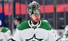 «Разыскивается за ограбление». Уроженец Казахстана из НХЛ удивил дизайном новой маски. Видео