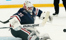 Конкурент «Барыса» за место в плей-офф КХЛ расторг контракт с голкипером