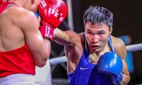 Казахстанский боксер побил вице-чемпиона и вышел в четвертьфинал ЧМ-2021