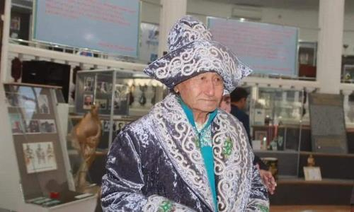 81-летний веломарафонец подарил свой велосипед музею спорта в Туркестанской области