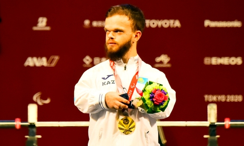 Обладатель «золота» Паралимпиады из Казахстана стал чемпионом мира. Видео