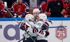 Шайба казахстанца за три минуты до конца не спасла клуб КХЛ от поражения в матче с 10-ю голами. Видео