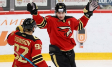 Конкурент «Барыса» за место в плей-офф КХЛ потерпел поражение со счетом 1:6. Видео