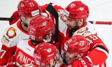 Соперник «Барыса» за плей-офф КХЛ выиграл первый матч с новым тренером и оторвался от команды Михайлиса. Видео