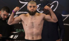 Казахстанский боксер из Golden Boy сделал вес и провел дуэль взглядов с «Матадором». Видео