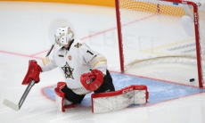 Клуб хоккеиста сборной Казахстана в КХЛ расторг контракты с двумя игроками