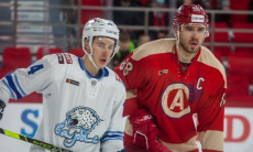 «Пытались перехватить инициативу». Важные эпизоды матча «Автомобилист» — «Барыс» рассмотрели в России