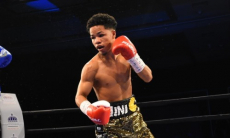 Главный бой вечера с тремя нокдаунами завершился поражением чемпиона WBA от 21-летнего боксера. Видео