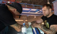 «Маразм крепчает». Емельяненко голыми кулаками нанес серию ударов по Цзю. Видео