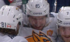 Гол и ассист игрока сборной Казахстана не помогли клубу КХЛ одержать победу. Видео