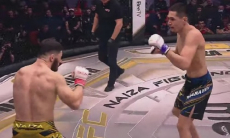 Видео кровавой рубки казахстанского бойца за титул чемпиона