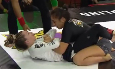 Бывшая чемпионка UFC травмировала сама себя и потерпела сенсационно поражение. Видео