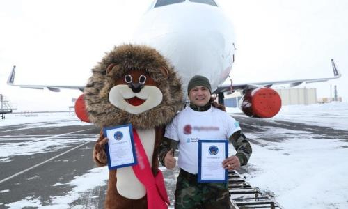 Казахстанский полицейский-силач сдвинул с места 42-тонный самолет и установил новый мировой рекорд. Видео
