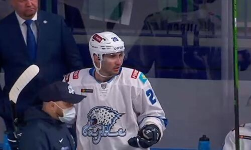 Необычное нарушение хоккеиста «Барыса» привело к удалению до конца игры КХЛ. Видео