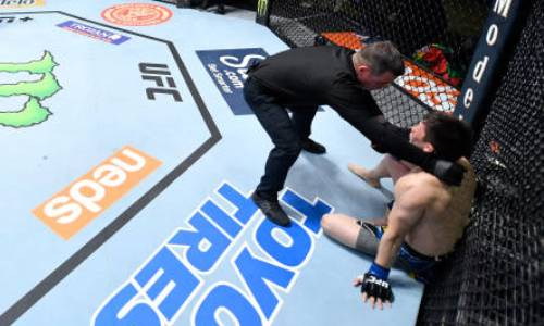 Казахстанский боец UFC сломал ногу. Фото