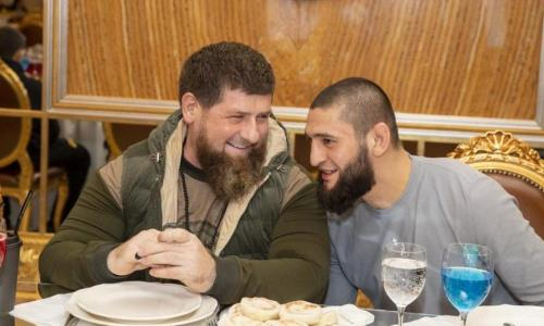 Хамзат Чимаев опубликовал пафосное фото с Рамзаном Кадыровым и чучелами волков