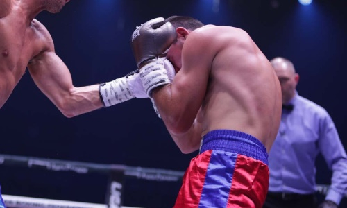 Главный бой вечера бокса за чемпионский титул закончился жестким нокаутом грузина с 23 победами. Видео