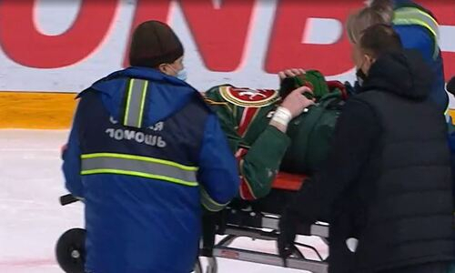Хоккеист соперника «Барыса» отправил оппонента на носилки к врачам и получил штраф на миллион от КХЛ. Видео