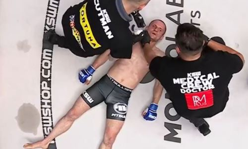 Видео невероятного нокаута за мгновение до конца раунда. 19-летний боец MMA с разворота «вырубил» соперника