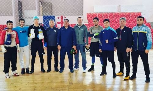 Казахстанские профи-боксеры проводят тренировки в Грузии. Видео