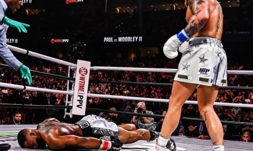 Экс-чемпион UFC выбрал лучший мем по его нокауту от блогера и отправил приз. Видео