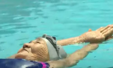 74-летняя казахстанка освоила профессиональный спорт. Видео