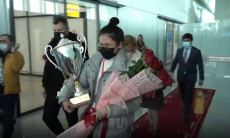 Появилось видео торжественной встречи в аэропорту казахстанки Бибисары Асаубаевой после завоевания «золота» чемпиона мира