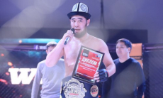Кыргызстанский боец MMA заставил сдаться узбекистанца и подарил свой пояс президенту страны. Видео