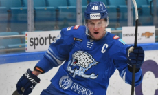 Стало известно, чем занимается капитан «Барыса» во время паузы в КХЛ. Фото