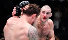 Неожиданно завершился главный бой турнира UFC с участием Шавката Рахмонова. Видео