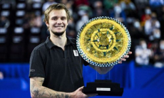 Казахстанский теннисист установил рекорд и почти догнал Федерера