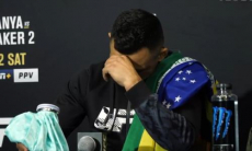 Соперник казахстанца расплакался из-за денег на пресс-конференции после боя в UFC. Видео